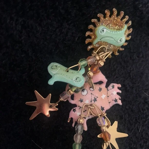 ♋️Cancer 🦀 “Lunch at the Ritz” horoscope earrings - Picture 4 of 4